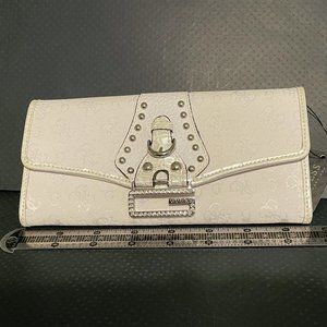 Perfect For Holiday Giving!!  White Guess Clutch Wallet. NEW!